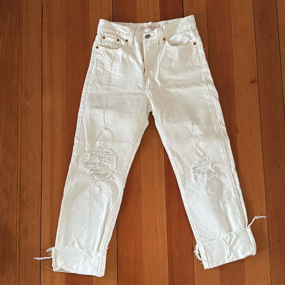 Levi’s Wedgie Straight in distressed white
